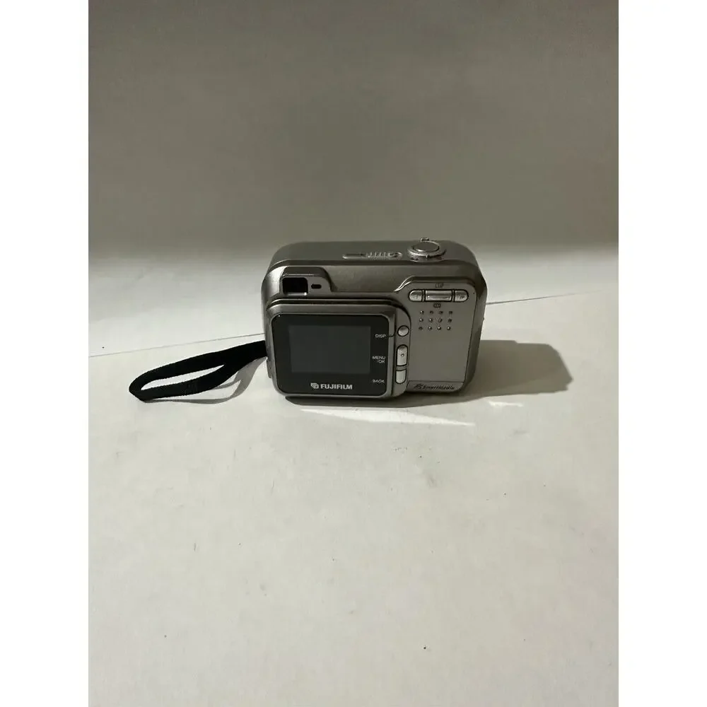 Fujifilm Digital Camera FinePix 2600‎ Zoom 2.0MP Silver For Parts Repair ONLY
